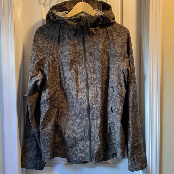 lululemon Break a Trail Jacket: 10, Summer Shade Medium Olive/Dark Olive - Picture 1 of 7